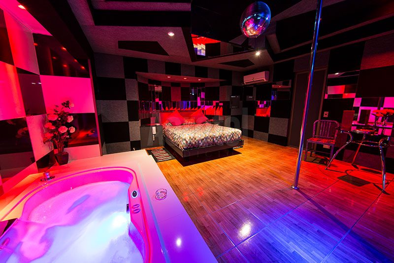 Escapada Romántica Jacuzzi con luz rosada en cabaña de Aerotel