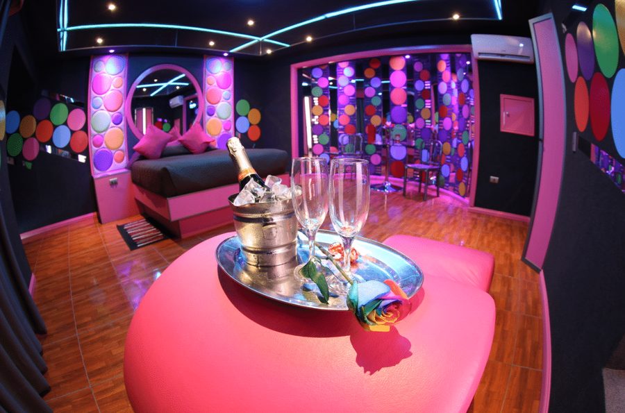 Escapada Romántica Mesa con champaña y copas en cabaña de Aerotel