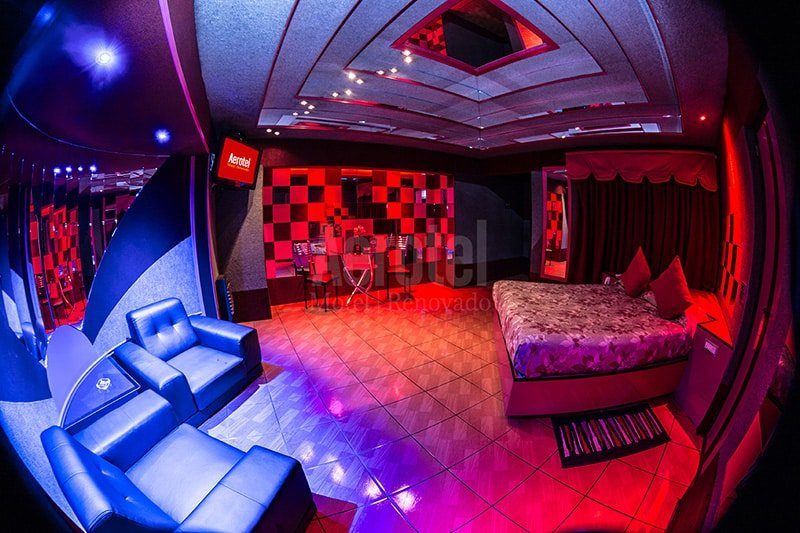 Cabaña VIP de Aerotel con iluminación azul y roja