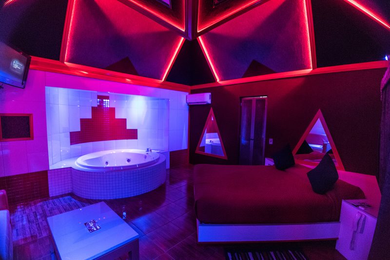 Jacuzzi con luz rosada