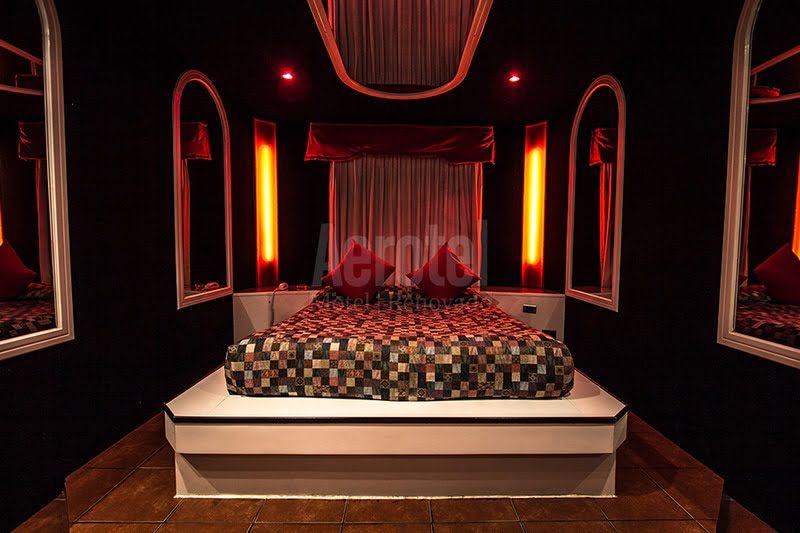 Cabaña Simple de Aerotel con cama y luces